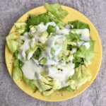 Sałata zielona ze śmietaną to porwana na liście i rozłożona na talerzu sałata masłowa, a następnie polana kwaśną śmietaną i doprawiona solą i świeżo zmielonym pieprzem.