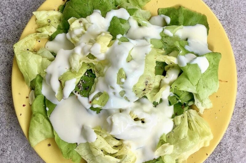 Sałata zielona ze śmietaną to porwana na liście i rozłożona na talerzu sałata masłowa, a następnie polana kwaśną śmietaną i doprawiona solą i świeżo zmielonym pieprzem.