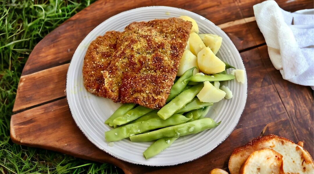 Kotlet schabowy cienko rozbity i nieco inaczej panierowany w mące, jajku oraz mieszance panko siemienia lnianego i sezamu, a następnie smażony na smalcu.