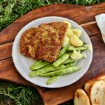 Kotlet schabowy cienko rozbity i nieco inaczej panierowany w mące, jajku oraz mieszance panko siemienia lnianego i sezamu, a następnie smażony na smalcu.