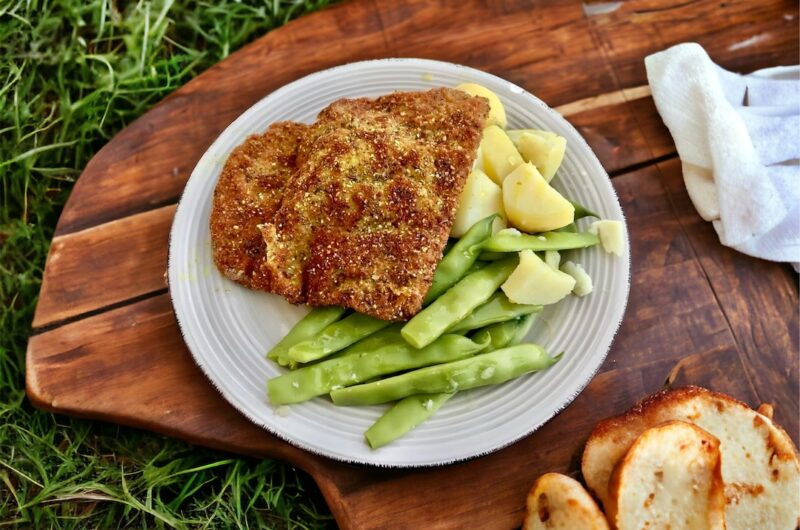 Kotlet schabowy cienko rozbity i nieco inaczej panierowany w mące, jajku oraz mieszance panko siemienia lnianego i sezamu, a następnie smażony na smalcu.