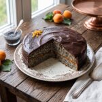 Tort makowy czyli ciasto ucierane z dodatkiem maku przekładane galaretką lub dżemem morelowym.