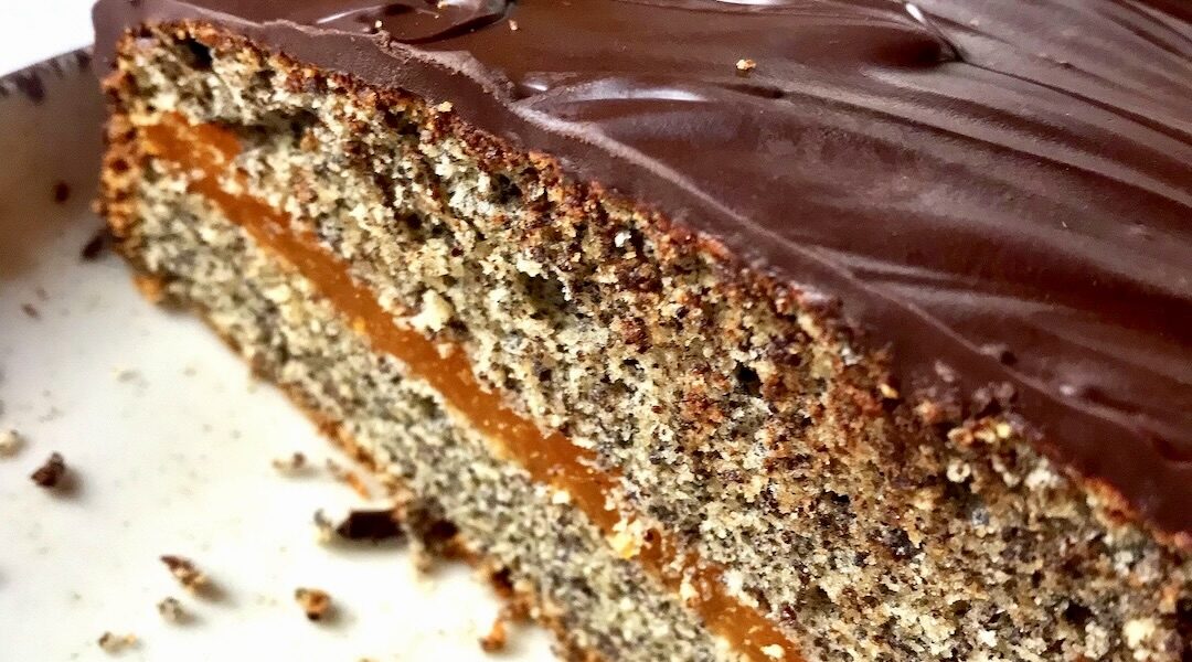 Tort makowy czyli ciasto ucierane z dodatkiem maku przekładane galaretką lub dżemem morelowym.