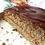 Tort makowy czyli ciasto ucierane z dodatkiem maku przekładane galaretką lub dżemem morelowym.