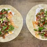 Wrapy czyli tortille wypełnione falafelami kotlecikami z ciecierzycy, krojonymi warzywami, gęstym jogurtem i sosem sambal, a następnie zawijane i podgrzewane.