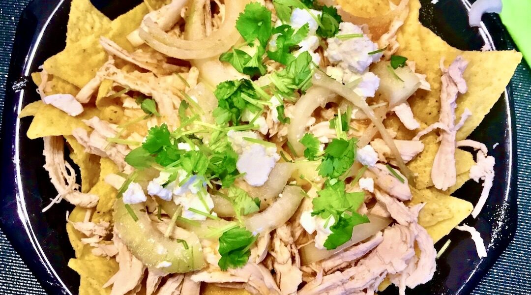 Chilaquiles z czipsów kukurydzianych polanych sosem przygotowanym z dodatkiem ostrych papryczek i pomidorów. To popularne danie na meksykańskie śniadanie podaje się z gotowanym poszarpanym mięsem z kurczaka.