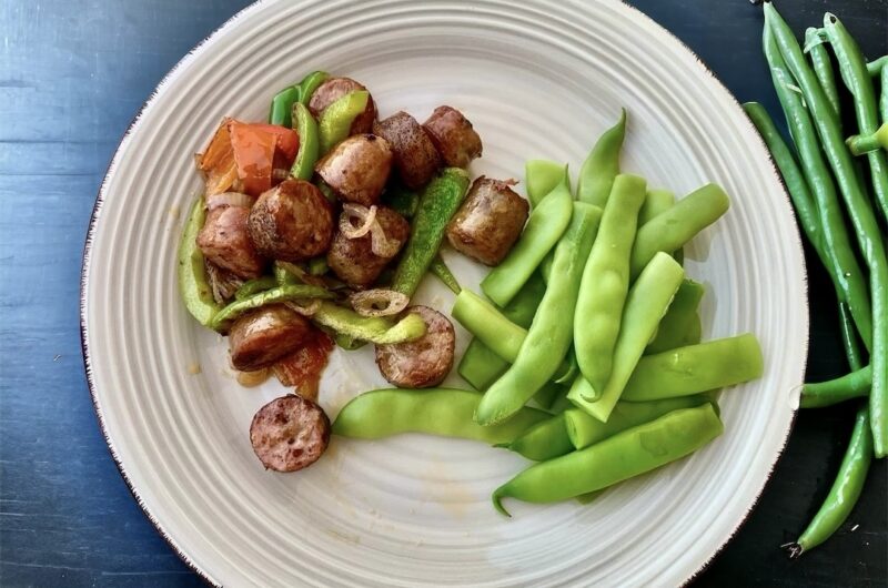 Cienkie białe kiełbaski krojone w małe kawałki, a następnie smażone z paskami świeżych papryk oraz cebulą, z dodatkiem pasaty pomidorowej.