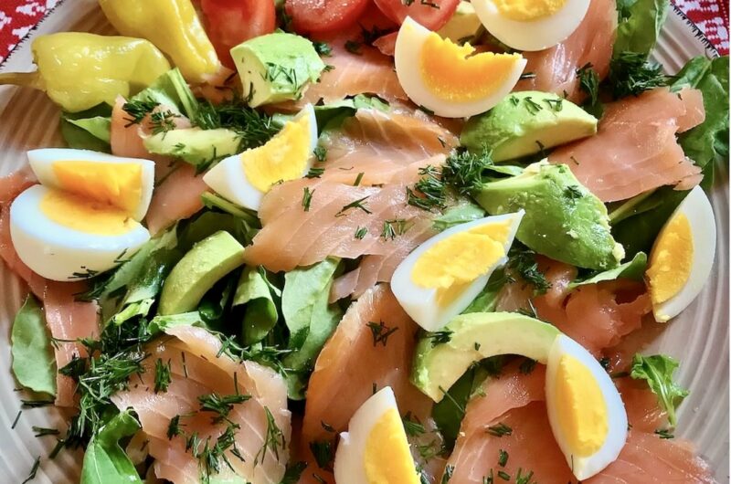 Sałatka z dojrzałym i miękkim awokado oraz z łososiem wędzonym na zimno, wzbogacona gotowanym jajkiem oraz rukolą skropiona tuż przed podaniem oliwą i sokiem z cytryny.