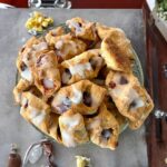 Szplitry czyli ciastka z mąki, masła i drożdży wypełnione twardą, krojoną marmoladą.