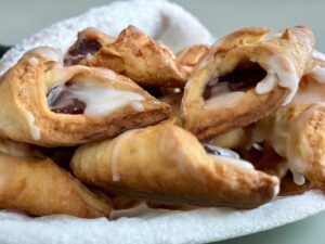 szplitry z marmoladą na talerzu