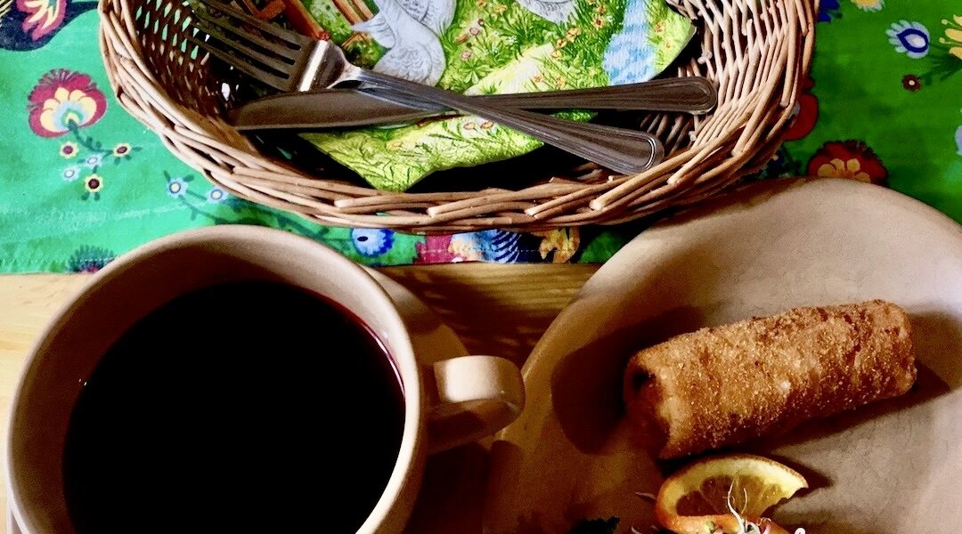 Barszcz czerwony przygotowany na swojskim zakwasie podany z domowymi krokietami z farszem mięsnym.