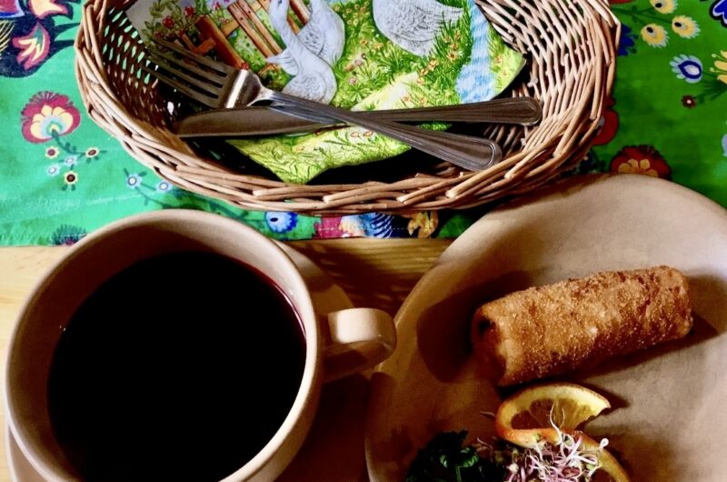 Barszcz czerwony przygotowany na swojskim zakwasie podany z domowymi krokietami z farszem mięsnym.