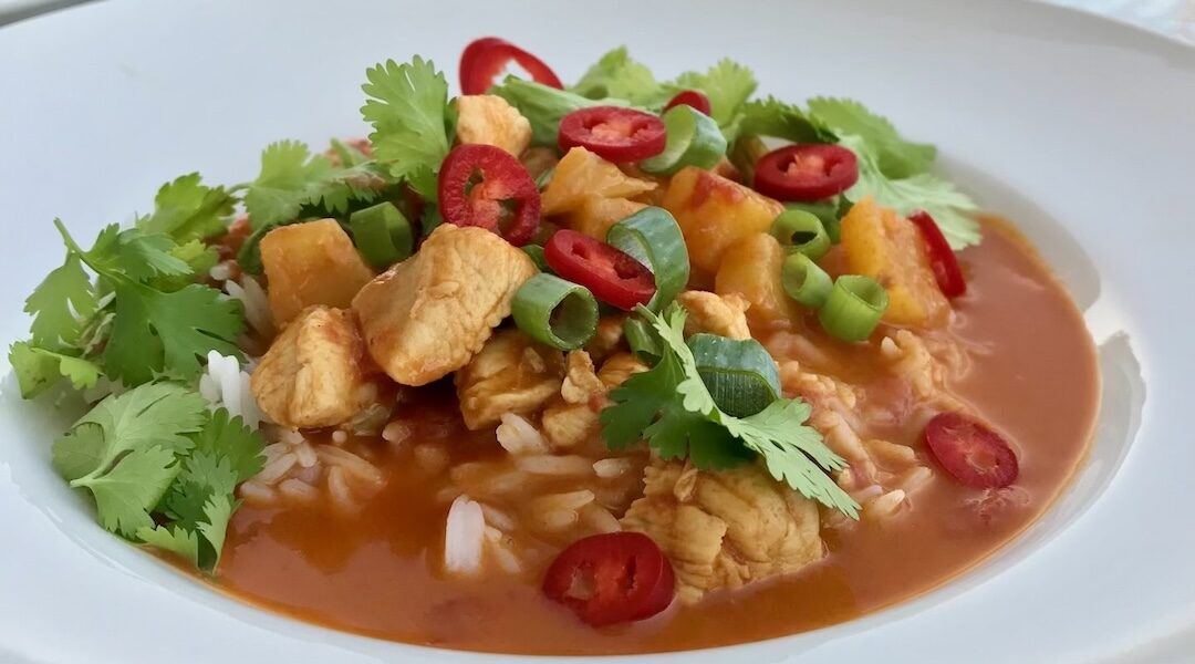 Curry dla opornych to pokrojony w kostkę kurczak doprawiony czerwoną pastą curry i duszony razem ze świeżym ananasem w mleczku kokosowym. Podawać z drobno siekaną papryczką chilli i listkami świeżej kolendry.