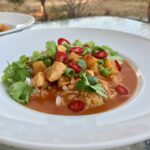 Curry dla opornych to pokrojony w kostkę kurczak doprawiony czerwoną pastą curry i duszony razem ze świeżym ananasem w mleczku kokosowym. Podawać z drobno siekaną papryczką chilli i listkami świeżej kolendry.