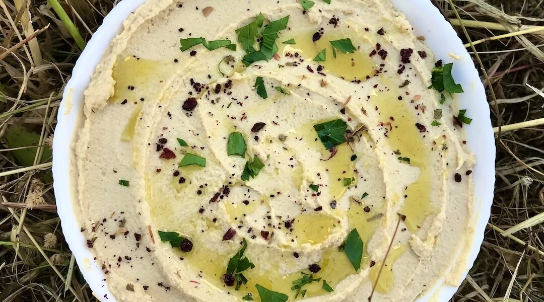 Hummus czyli pasta, sos i dip z ciecierzycy gotowanej zmiksowanej z pastą sezamową tahini, czosnkiem i sokiem z cytryny.