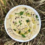 Hummus czyli pasta, sos i dip z ciecierzycy gotowanej zmiksowanej z pastą sezamową tahini, czosnkiem i sokiem z cytryny.