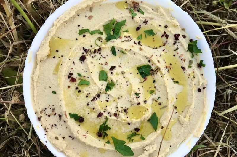 Hummus czyli pasta, sos i dip z ciecierzycy gotowanej zmiksowanej z pastą sezamową tahini, czosnkiem i sokiem z cytryny.