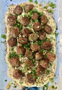 Hummus dip z ciecierzycy i keftedakia
