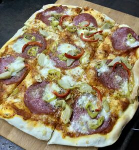 Podpłomyk z salami na ostro