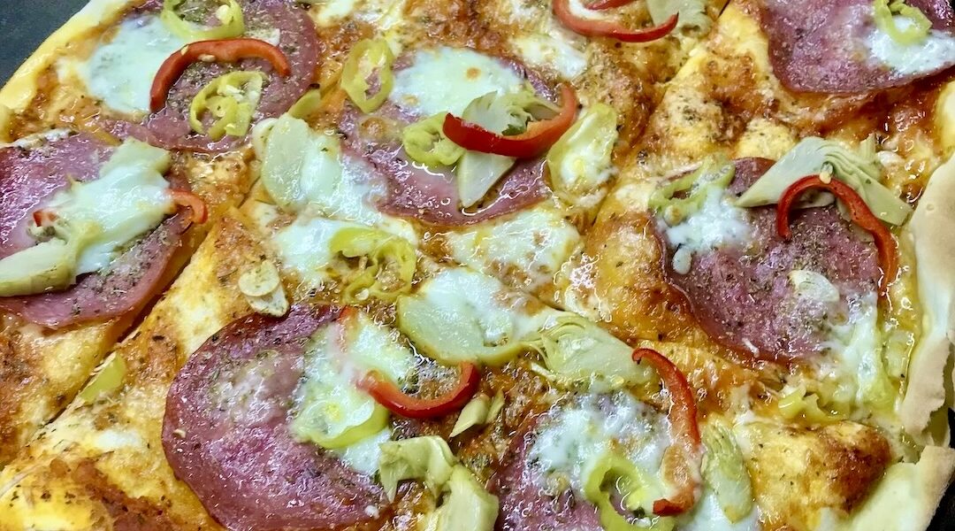 Podpłomyk to cieniutki placek z mąki i wody przygotowany z ostrym salami, karczochami, papryką i serem, a następnie krótko pieczony w bardzo wysokiej temperaturze.