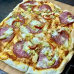 Podpłomyk to cieniutki placek z mąki i wody przygotowany z ostrym salami, karczochami, papryką i serem, a następnie krótko pieczony w bardzo wysokiej temperaturze.