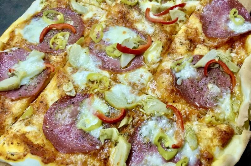 Podpłomyk to cieniutki placek z mąki i wody przygotowany z ostrym salami, karczochami, papryką i serem, a następnie krótko pieczony w bardzo wysokiej temperaturze.