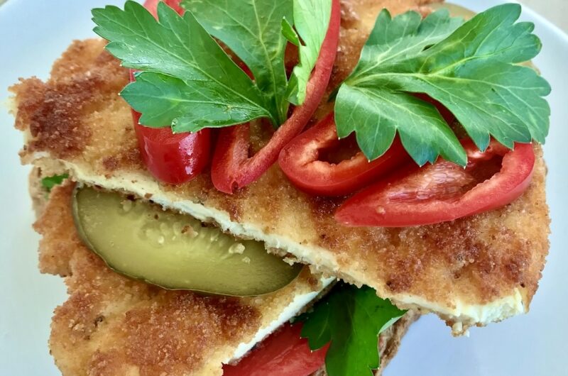 Schabowy z kurczaka to kotlet wycięty z piersi kurczaka panierowany i smażony jak tradycyjny kotlet schabowy, podany jednak na kromce chleba razem z krojonym domowym ogórkiem kiszonym.