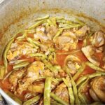 Jagnięcina z kością pokrojona na kawałki duszona wolno w pomidorach z zieloną fasolką szparagową.