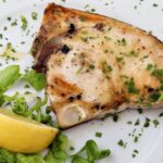 miecznik z grilla (stek) w sosie vinegrette na talerzu