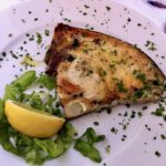 Miecznik z grilla najlepiej smakuje, gdy wycięty jest w formie steka, którego należy najpierw przyprawić i skropić oliwą, a następnie podać z grilla z sosem winegret.