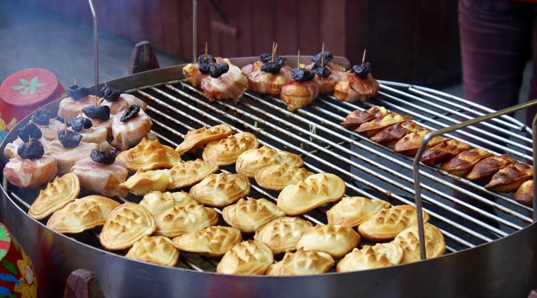 Oscypek z grilla to plastry tradycyjnego twardego wędzonego sera przyrządzanego z mleka owczego owinięte plastrami boczku wędzonego z dodatkiem śliwki suszonej pieczone krótko na grillu.