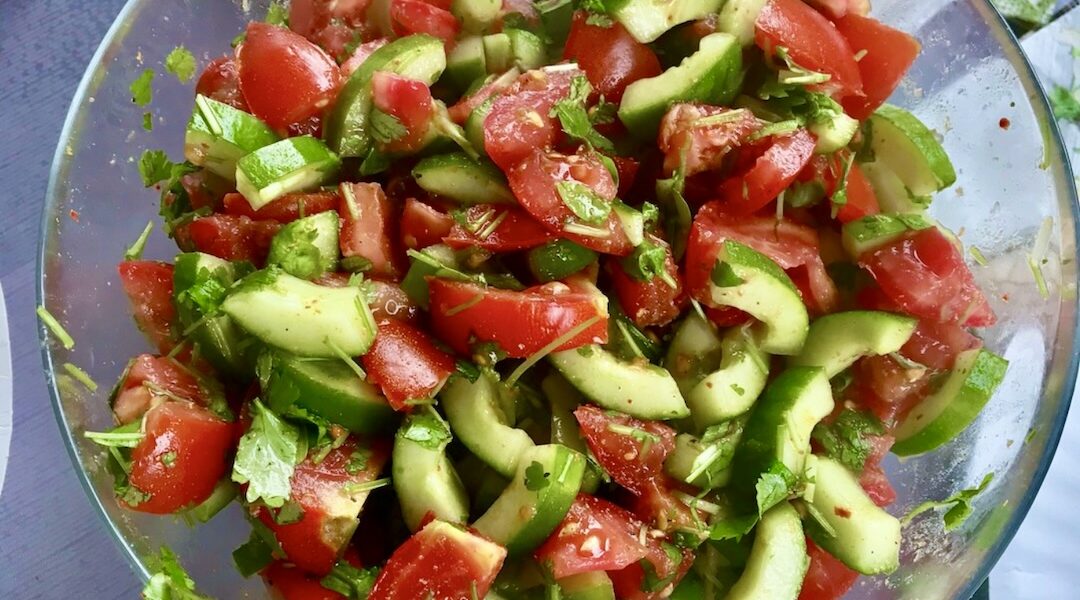 Sałatka egipska przyrządzana jest z pokrojonych dojrzałych pomidorów i świeżych ogórki doprawionych mieloną kolendrą i kminem rzymskim, a tuż przed podaniem skropiona świeżo wyciśniętym sokiem z cytryny i posypana listkami świeżej kolendry.