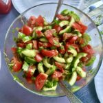 Sałatka egipska przyrządzana jest z pokrojonych dojrzałych pomidorów i świeżych ogórki doprawionych mieloną kolendrą i kminem rzymskim, a tuż przed podaniem skropiona świeżo wyciśniętym sokiem z cytryny i posypana listkami świeżej kolendry.