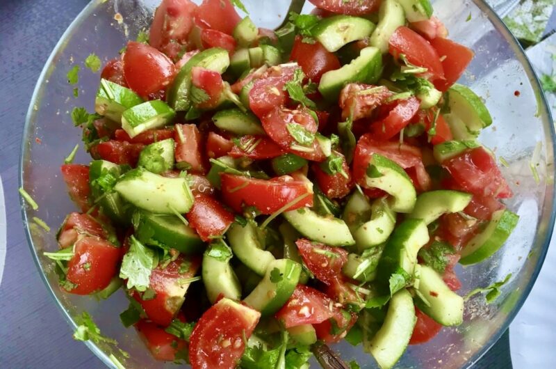 Sałatka egipska przyrządzana jest z pokrojonych dojrzałych pomidorów i świeżych ogórki doprawionych mieloną kolendrą i kminem rzymskim, a tuż przed podaniem skropiona świeżo wyciśniętym sokiem z cytryny i posypana listkami świeżej kolendry.