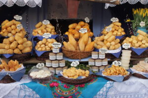 sery i oscypki na straganie