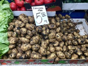polskie młode ziemniaki na straganie