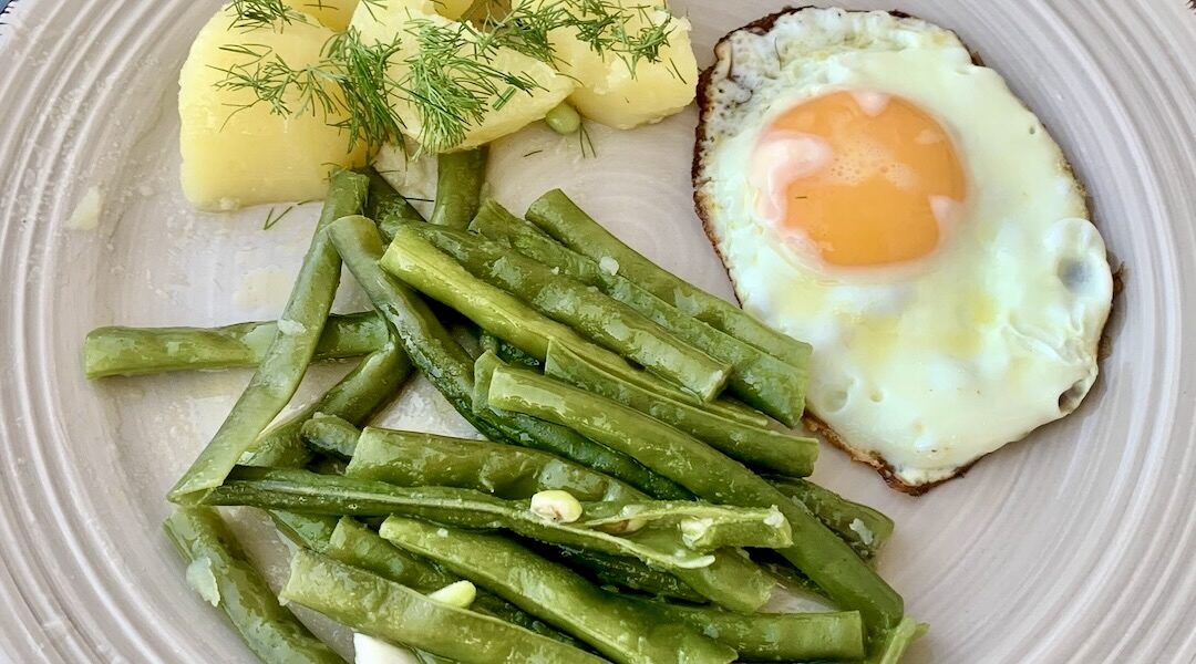 Fasolka szparagowa ziemniaki i jajko sadzone czyli zestaw obowiązkowy w kuchni polskiej w okresie letnim. Doskonały, prosty i najlepszy obiad, jaki można wyobrazić sobie.