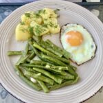 Fasolka szparagowa ziemniaki i jajko sadzone czyli zestaw obowiązkowy w kuchni polskiej w okresie letnim. Doskonały, prosty i najlepszy obiad, jaki można wyobrazić sobie.