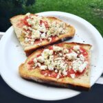 Grzanki z pomidorem powstały z kromek chleba skropionych oliwą, obsmażonych na chrupiąco, a następnie z startym pomidorem i słoną fetą prosto z Grecji.