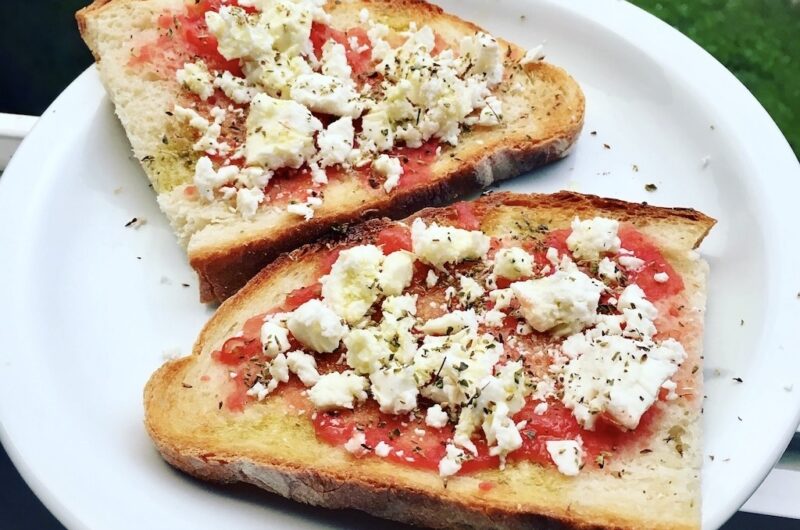Grzanki z pomidorem powstały z kromek chleba skropionych oliwą, obsmażonych na chrupiąco, a następnie z startym pomidorem i słoną fetą prosto z Grecji.