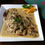 Puszyste i chrupiące placki ziemniaczane z sosem grzybowym przygotowanym ze świeżych grzybów.