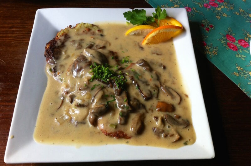 Puszyste i chrupiące placki ziemniaczane z sosem grzybowym przygotowanym ze świeżych grzybów.