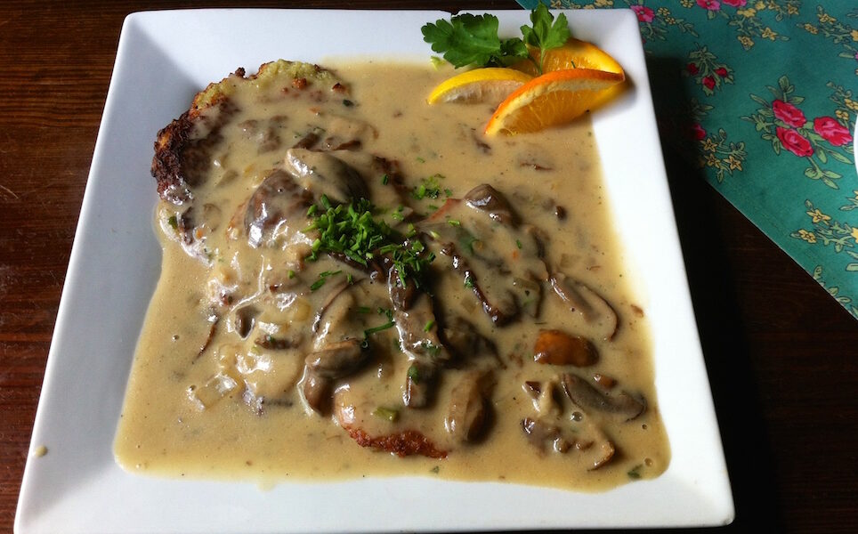 Puszyste i chrupiące placki ziemniaczane z sosem grzybowym przygotowanym ze świeżych grzybów.