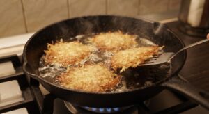 placki ziemniaczane grubo tarte smażą się na patelni