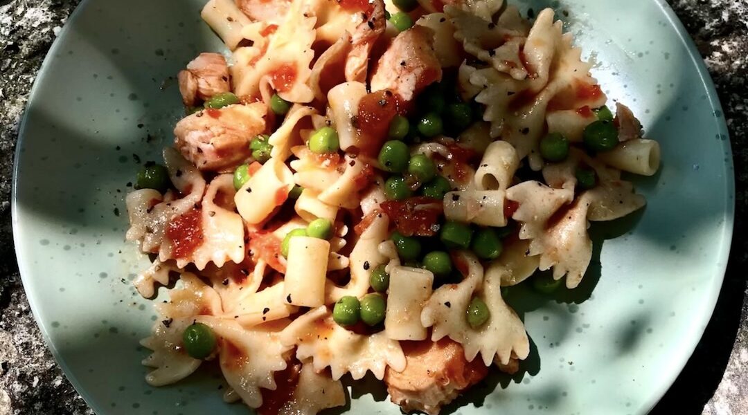 Sałatka makaronowa z łososiem przyrządzona z makaronu, surowego łososia, zielonego groszku i słonych kaparów, a podana w delikatnym sosie ze świeżych pomidorów posypana sporą ilością świeżo zmielonego pieprzu.