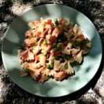 Sałatka makaronowa z łososiem przyrządzona z makaronu, surowego łososia, zielonego groszku i słonych kaparów, a podana w delikatnym sosie ze świeżych pomidorów posypana sporą ilością świeżo zmielonego pieprzu.