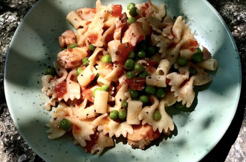 Sałatka makaronowa z łososiem przyrządzona z makaronu, surowego łososia, zielonego groszku i słonych kaparów, a podana w delikatnym sosie ze świeżych pomidorów posypana sporą ilością świeżo zmielonego pieprzu.