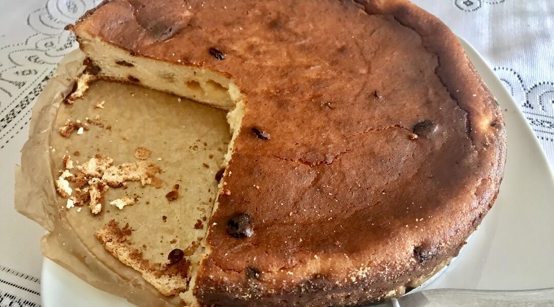 Sernik mojej teściowej to puszyste ciasto upieczone na bazie sera twarogowego połączonego z masą jajeczną i cukrem z dodatkiem bakalii.