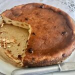 Sernik mojej teściowej to puszyste ciasto upieczone na bazie sera twarogowego połączonego z masą jajeczną i cukrem z dodatkiem bakalii.