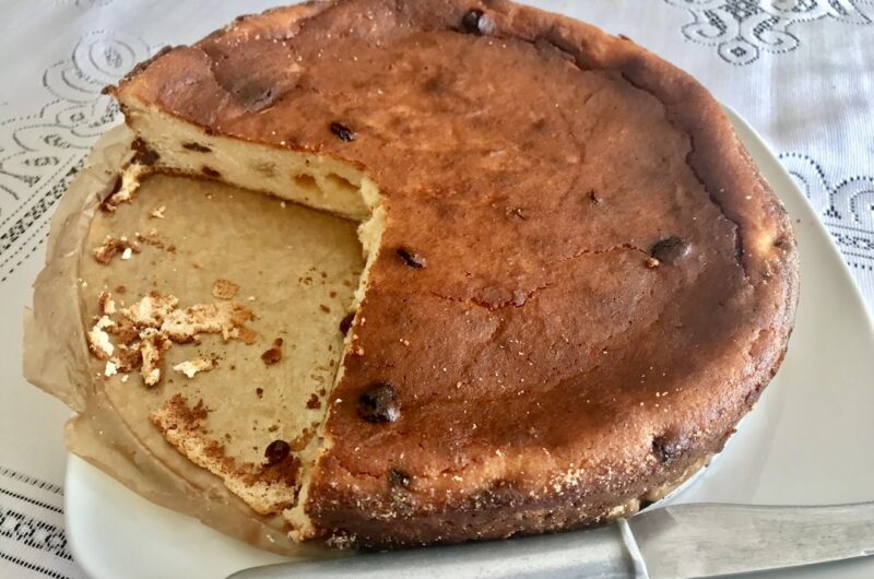 Sernik mojej teściowej to puszyste ciasto upieczone na bazie sera twarogowego połączonego z masą jajeczną i cukrem z dodatkiem bakalii.